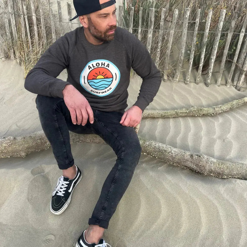 Image d'un sweat gris Homme surfwear avec un logo Alohade la marque Alohasurfwear