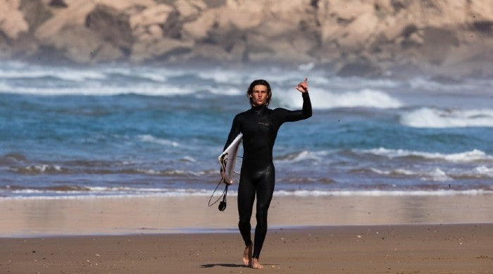 Lycra vs Combinaison Surf : 5 Critères Décisifs